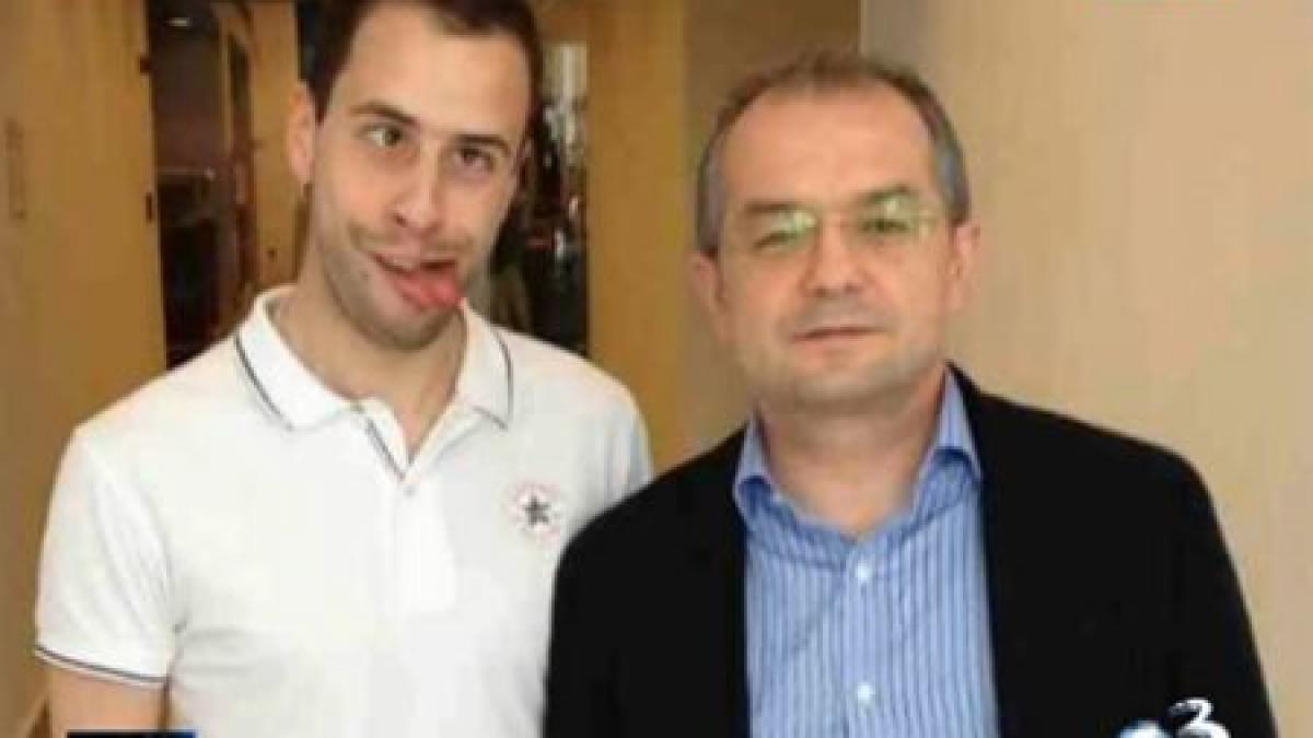 fotografii socante cine este cel care s a strambat langa boc si cine o pupa pe udrea