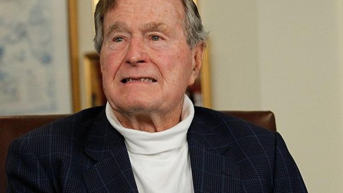 george h w bush este internat la terapie intensiva