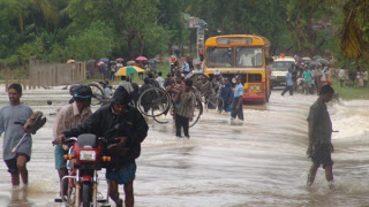 dupa cinci luni de seceta inundatiile au devastat sri lanka zeci de persoane au murit si sute de