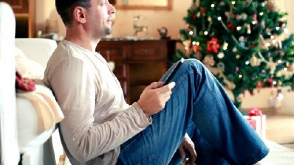 opt din zece romani isi vor petrece noaptea de revelion acasa