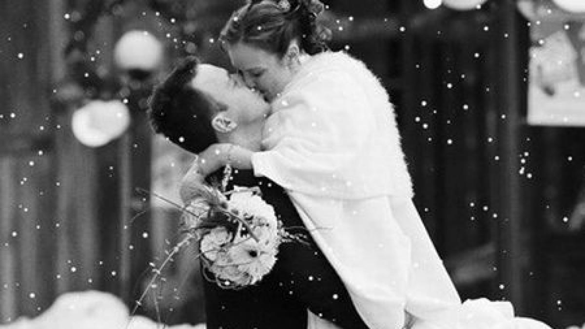 clipe de neuitat la poarta sarutului zeci de tineri si au unit destinele in noaptea de revelion