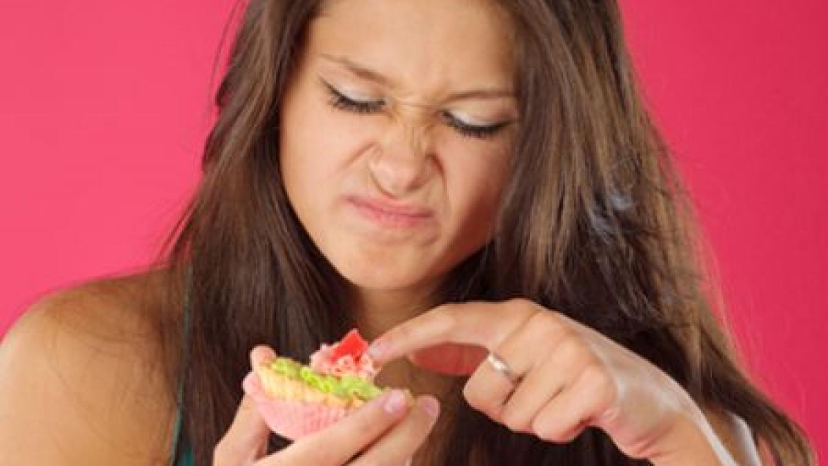 revelion de cosmar la un restaurant din dolj au platit sute de lei ca sa manance alune cu viermi si