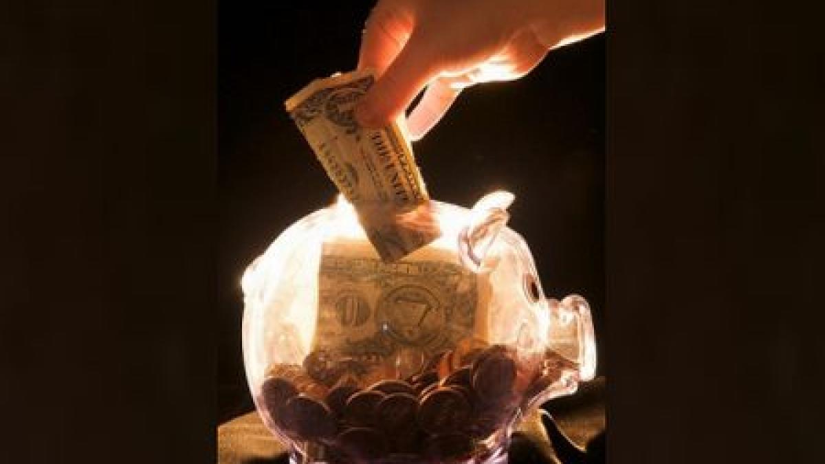 romanii economisesc tot mai mult si iau mai putine credite bancare