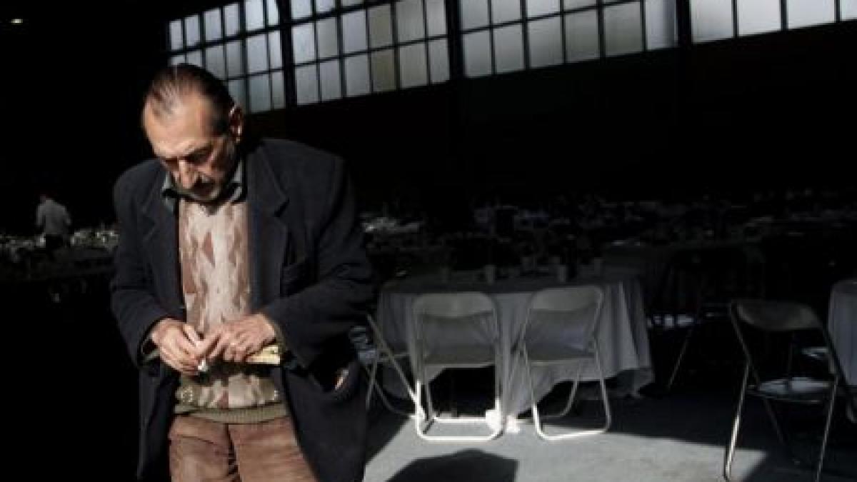 sute de greci s au batut pe o farfurie cu mancare calda grecia intra in al saselea an de criza