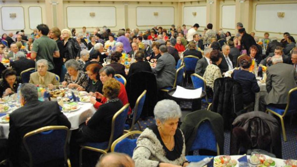 au dansat s au distrat si le au aratat tuturor cat de tineri sunt pensionarii suceveni s au bucurat