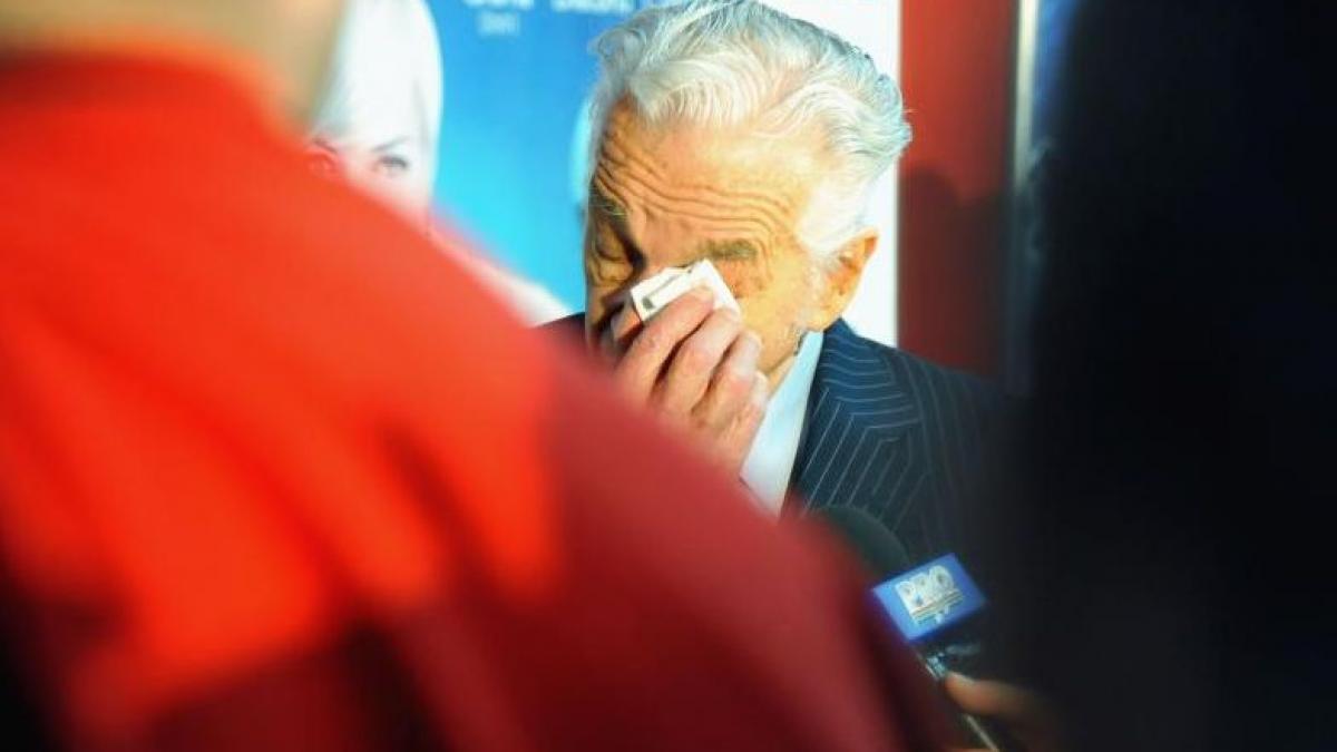 cinematograful sergiu nicolaescu din targu jiu imbracat intr o panza de doliu de 10 metri