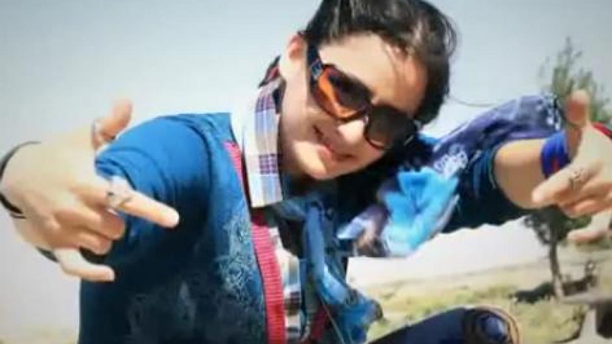 o tanara de 23 de ani fenomen in afganistan este prima cantareata de rap din aceasta tara