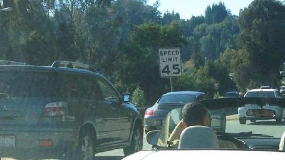 numarul pe care il are aceasta masina i a facut pe ceilalti soferi sa claxoneze non stop in trafic