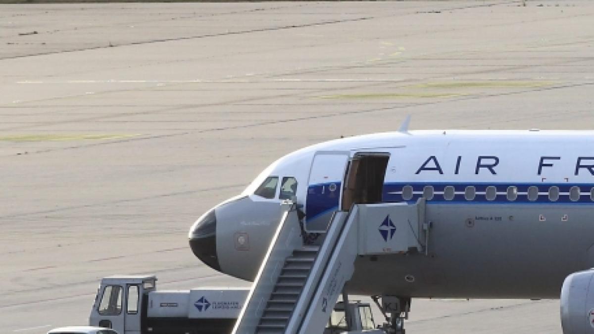 un pasager violent de la bordul unui avion a fost legat de scaun cu banda adeziva