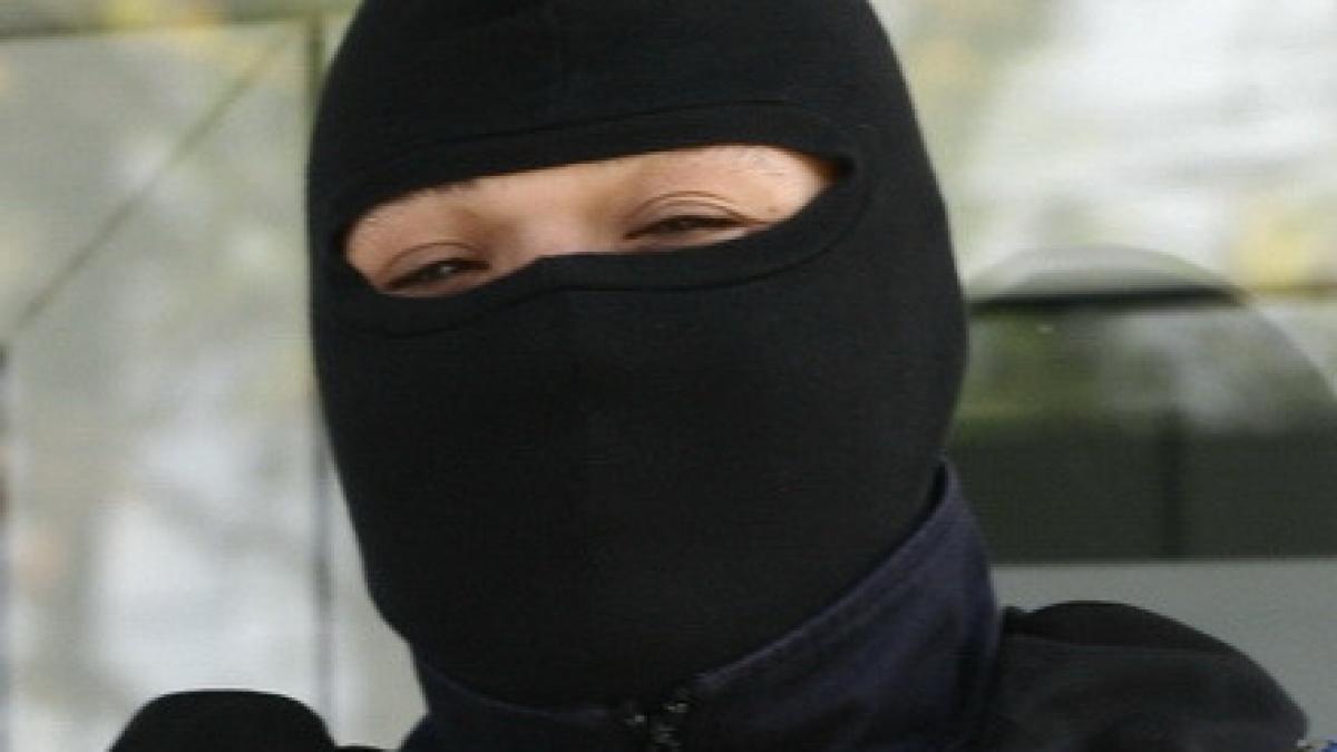 jaf ca in filme in bucuresti patru persoane mascate au dat spargere intr un apartament in care era