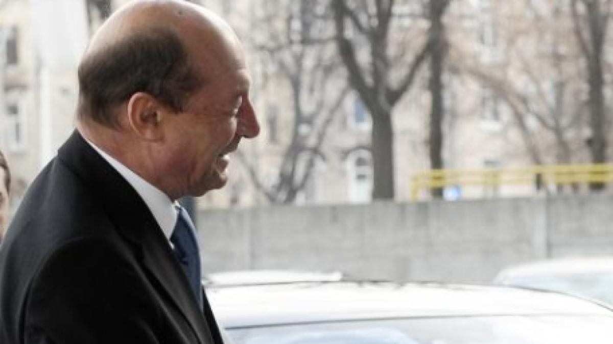 traian basescu este inca in vacanta presedintele s a plimbat cu snowmobilul duminica