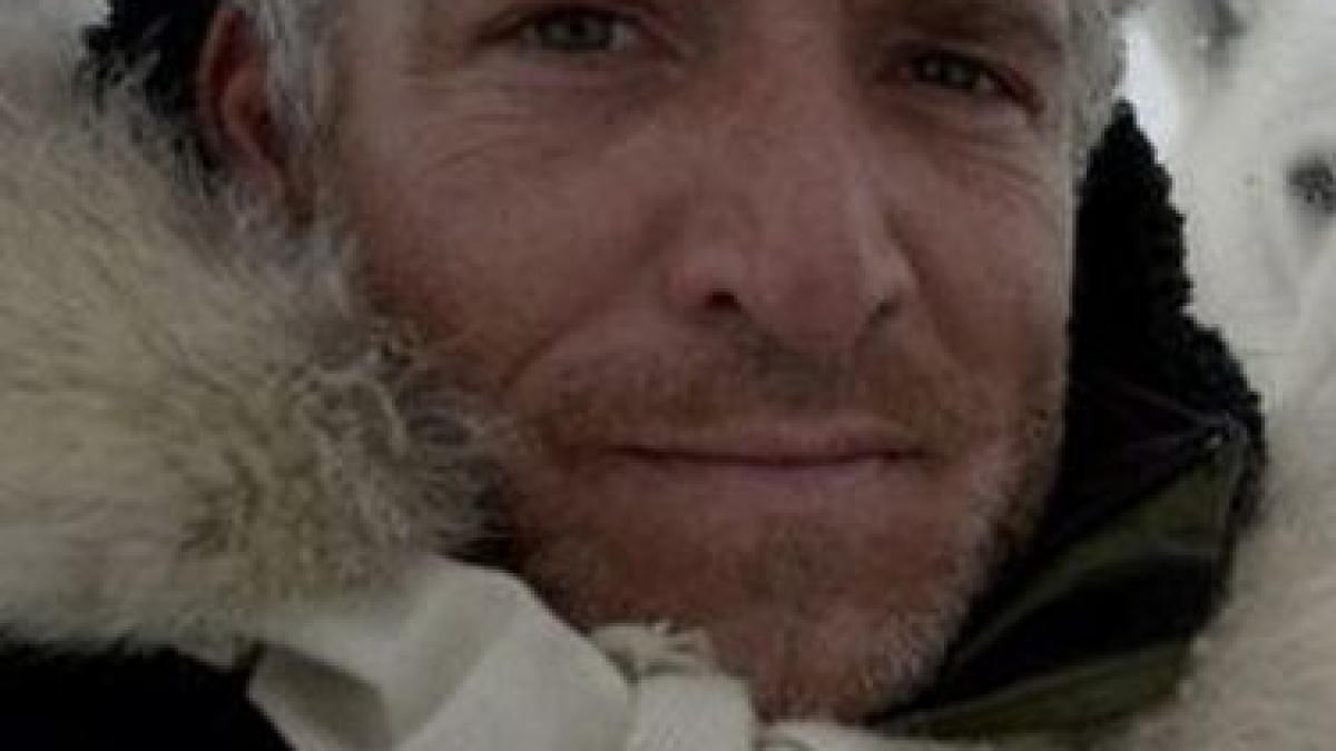 daca privesti cu atentie imaginea vei vedea ce s a intamplat cu acest cameraman a fost la cativa