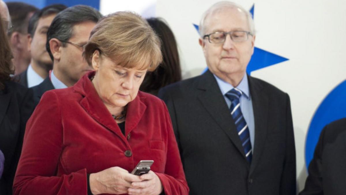 obsedata de sms uri angela merkel nu vrea sa isi faca cont pe twitter