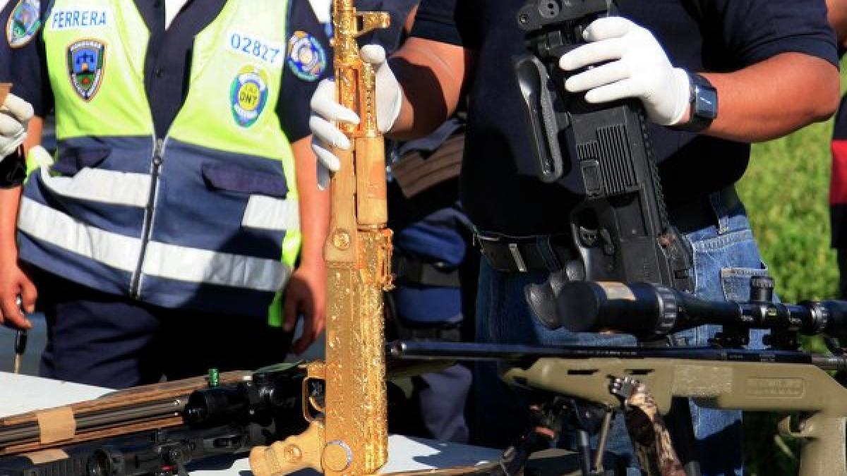 politistii din honduras au confiscat un kalashnikov din aur