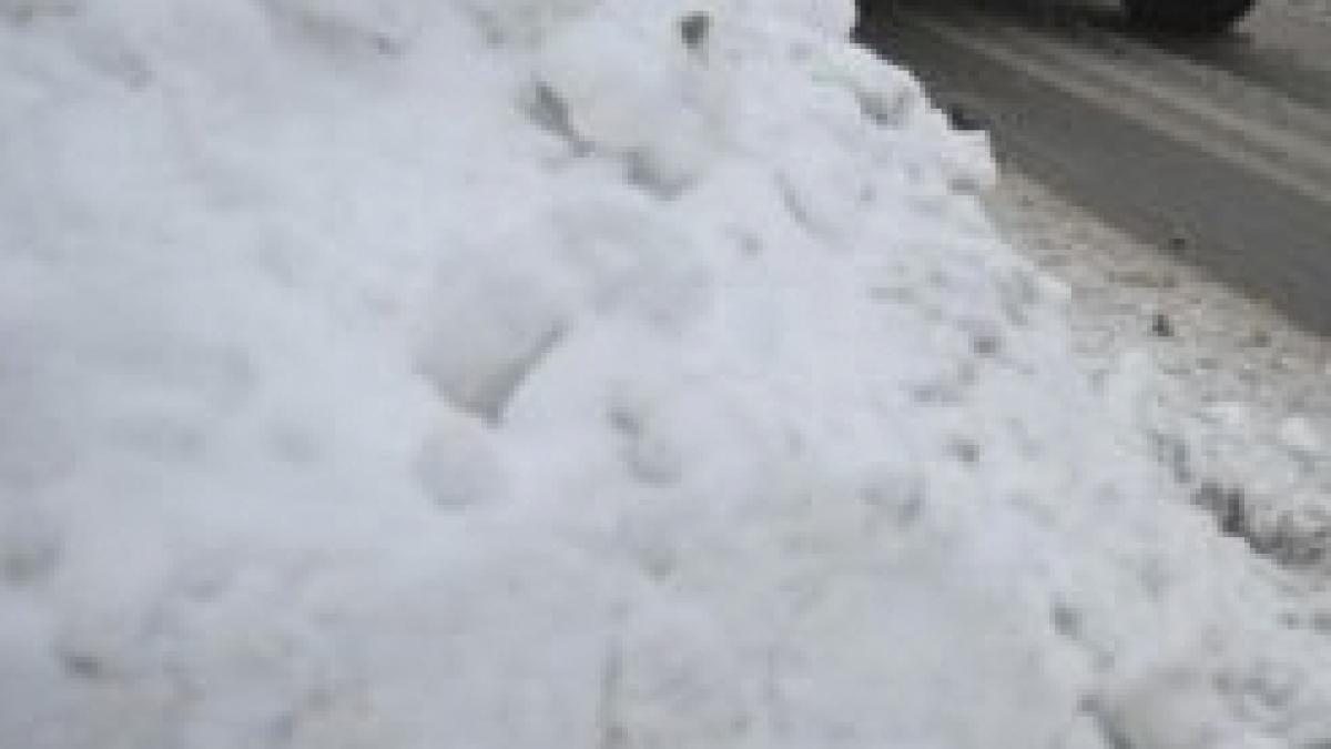 o fetita din turcia la un pas de moarte peste masina in care se afla s a prabusit un morman de