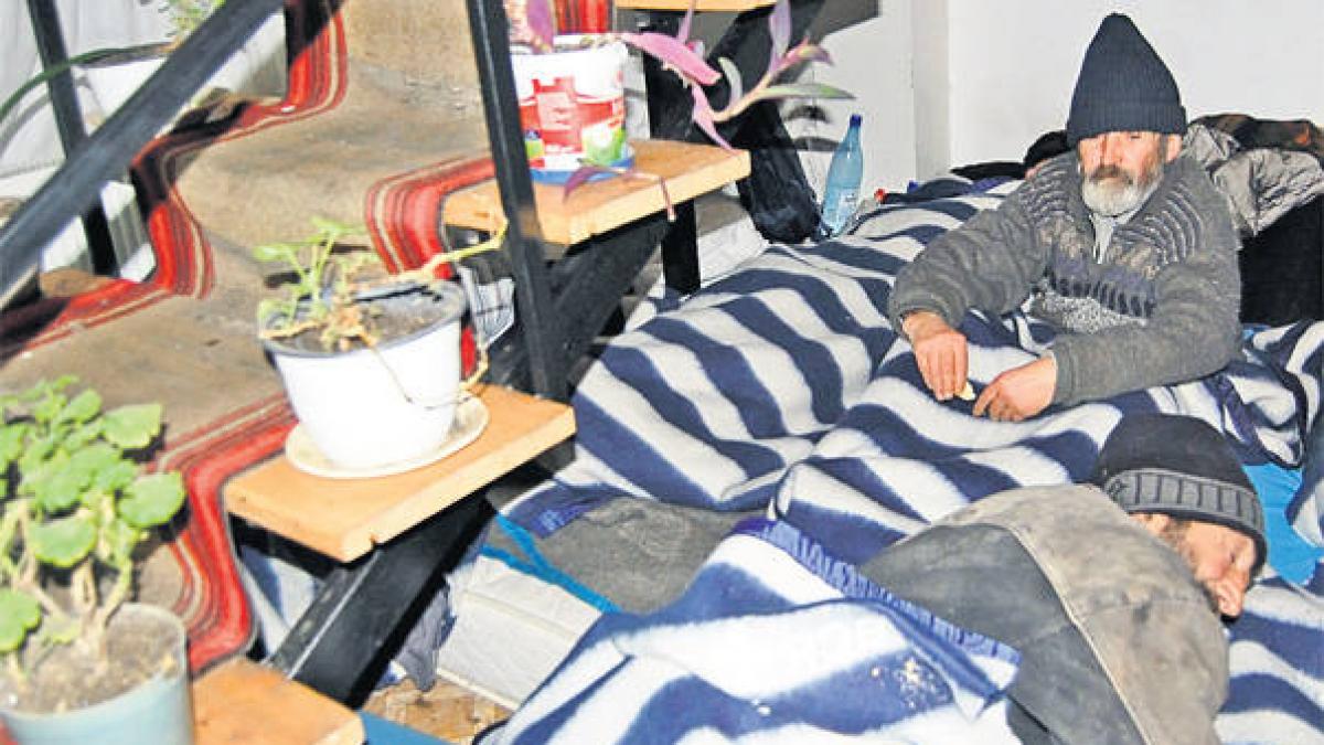 oamenii strazii foarte afectati de ger au fost stransi de politisti si dusi intr un azil de noapte