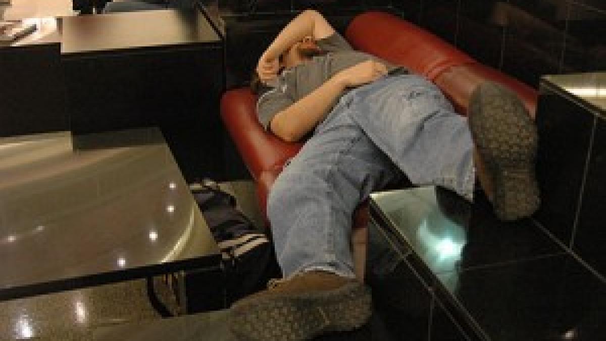 descoperirea incredibila facuta de o femeie pe canapeaua sa