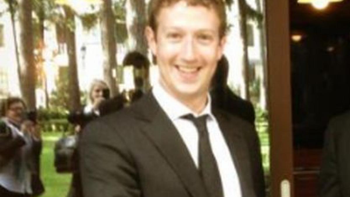 facebook ii taxeaza cu 100 de dolari pe cei care vor sa i trimita un mesaj lui mark zuckerberg