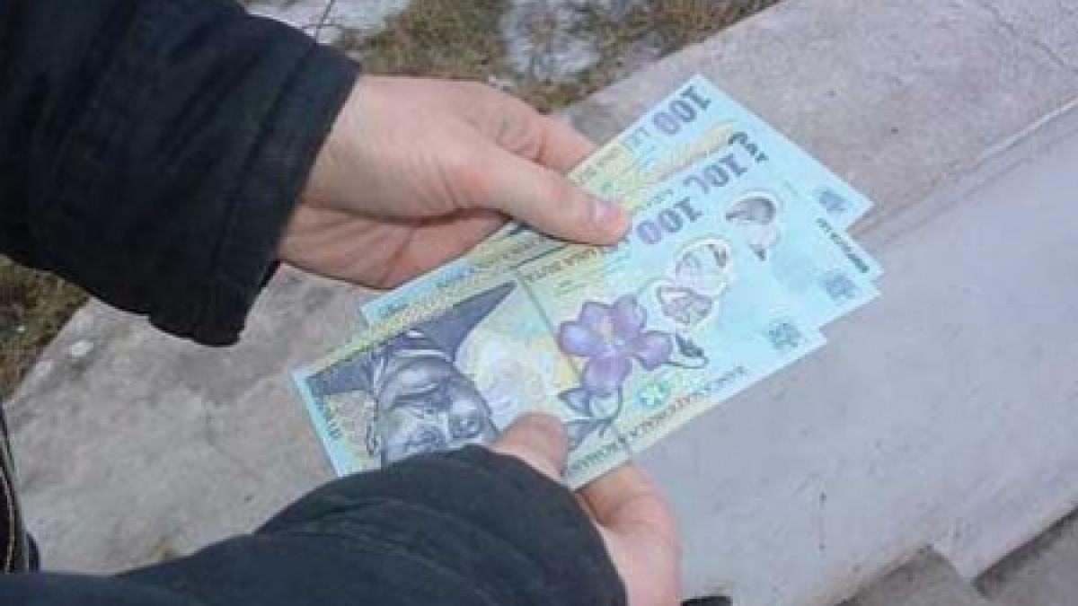 cum se musamalizeaza un caz de uz de bani falsi in care este implicat un politist