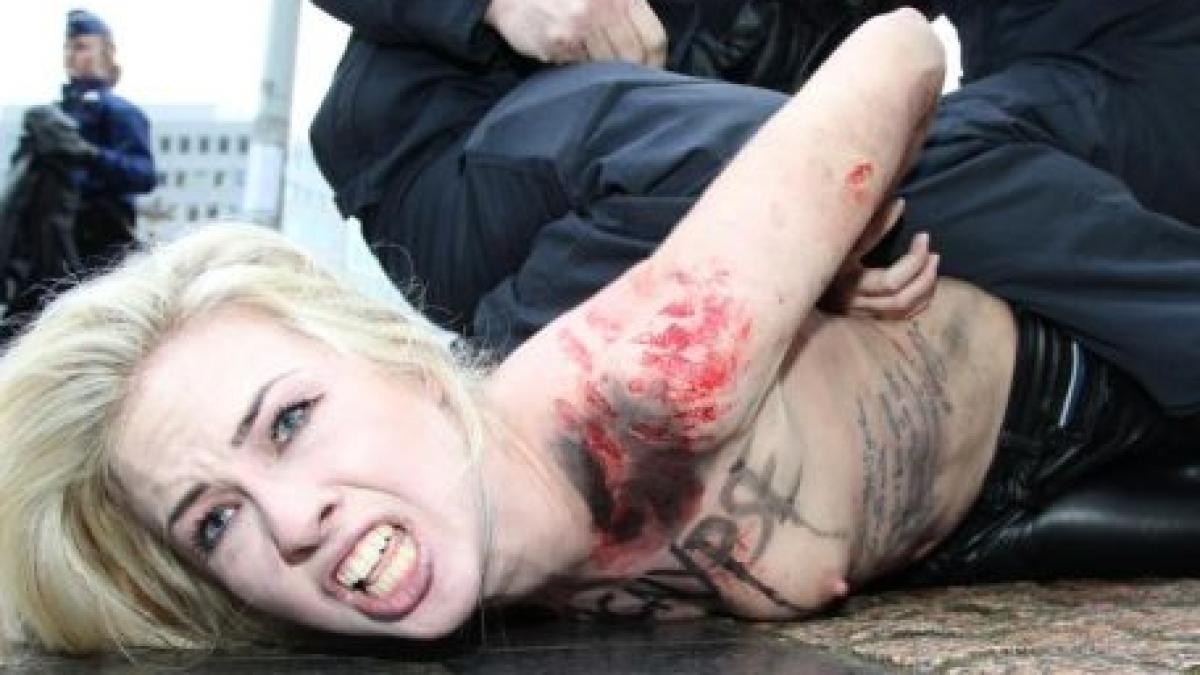 patru militante femen s au dezbracat in piata san pietro in timp ce papa rostea rugaciunea angelus