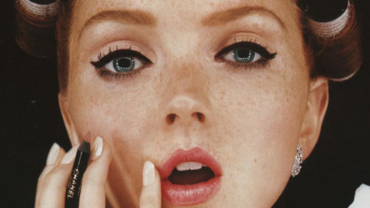 a crezut ca nimeni nu o vede si s a dezbracat dar a avut o supriza de proportii