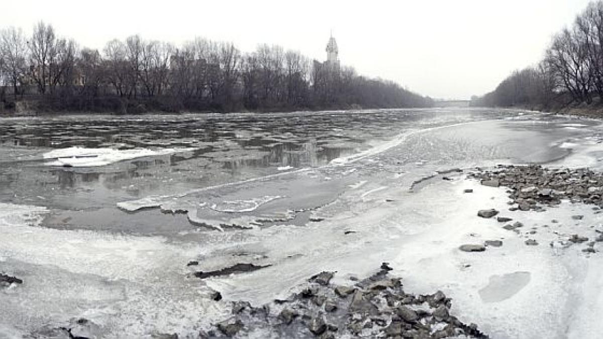 isi facusera derdelus pe apele inghetate ale somesului un baietel de 6 ani a fost prins sub