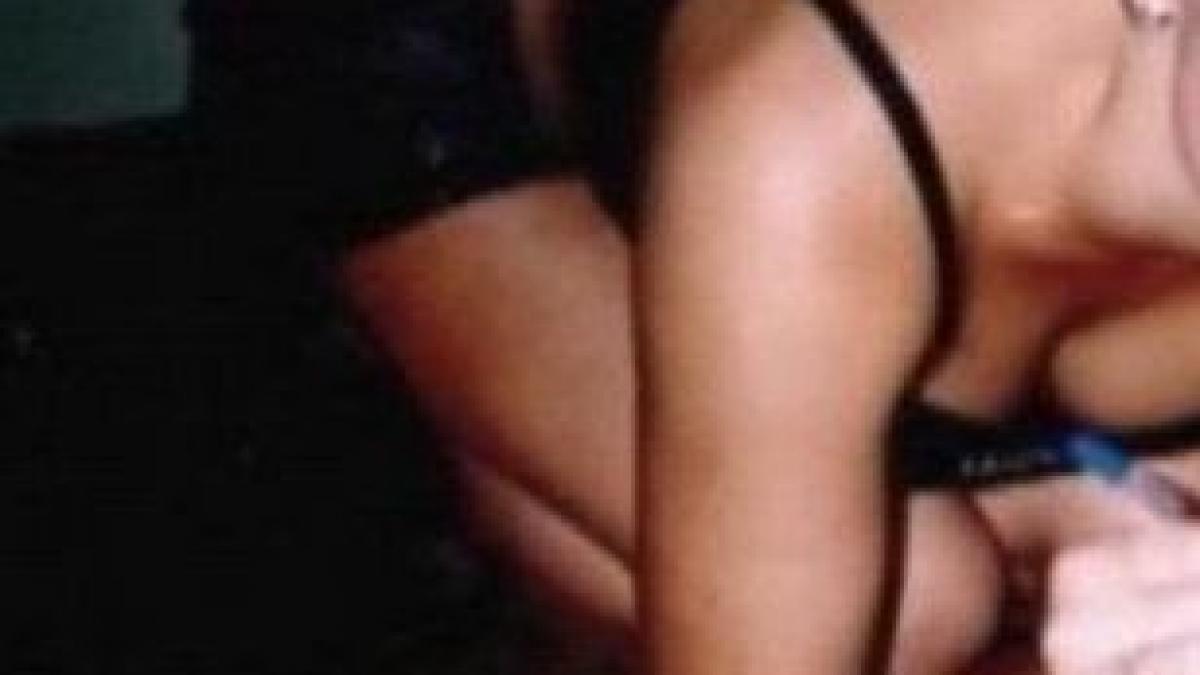 aceasta cantareata e disperata mi au furat albumul foto iar acum toate pozele mele intime sunt