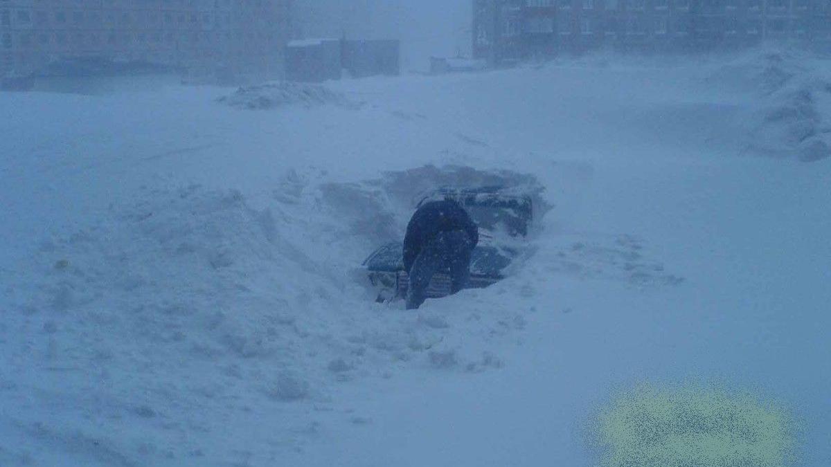 orasul a fost pur si simplu ingropat in zapada cum arata dupa o noapte de viscol negru