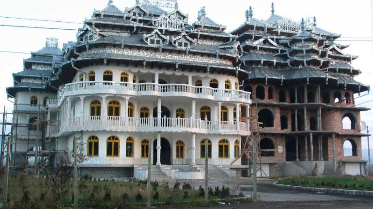 palatele cu turnulete si culori orbitoare ale romilor sunt construite din banii obtinuti din furtul