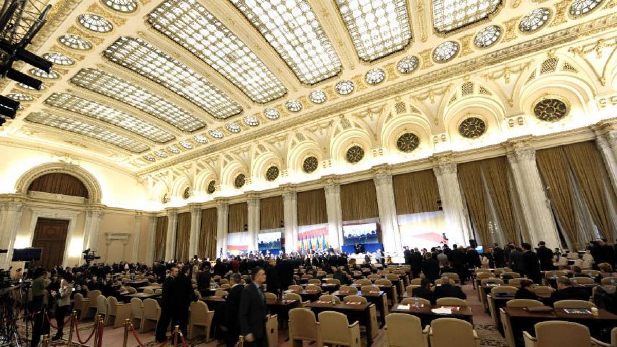 senatorii dispusi sa renunte la menajera si spa doar ca sa ramana la hotel