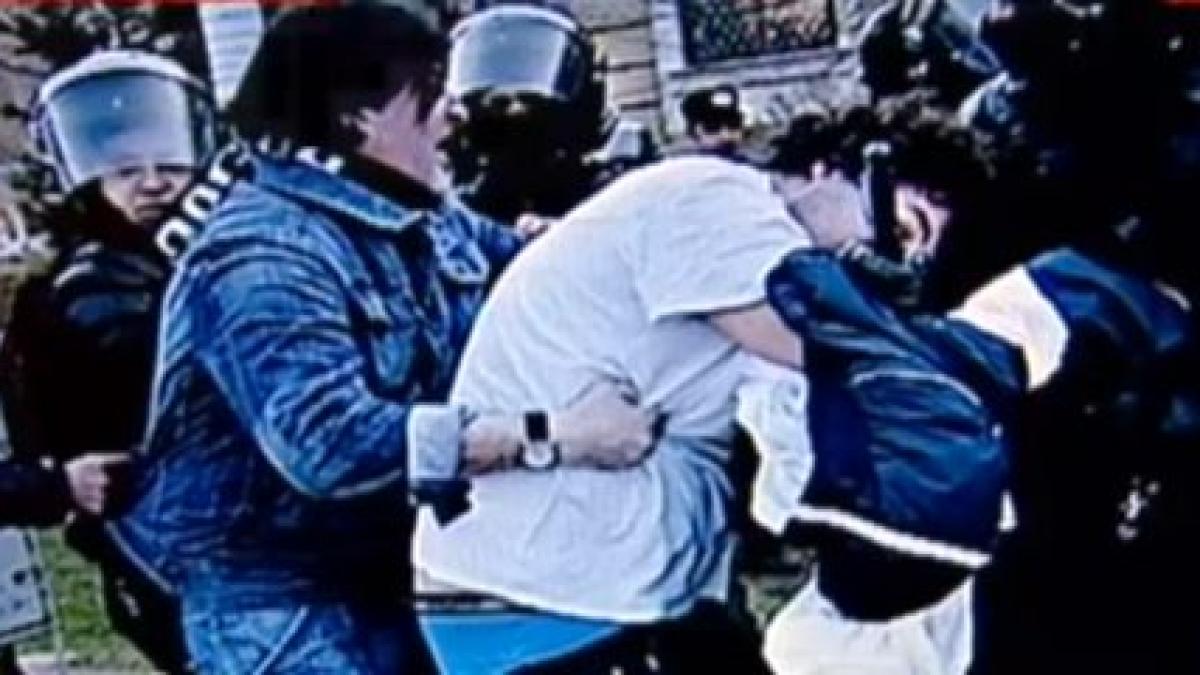 imagini socante un adolescent este batut crunt de jandarmi cu tigara in gura