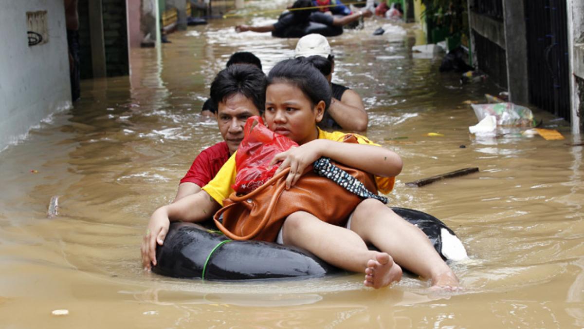 inundatii de proportii in indonezia patru persoane au murit si 20 000 sunt evacuate