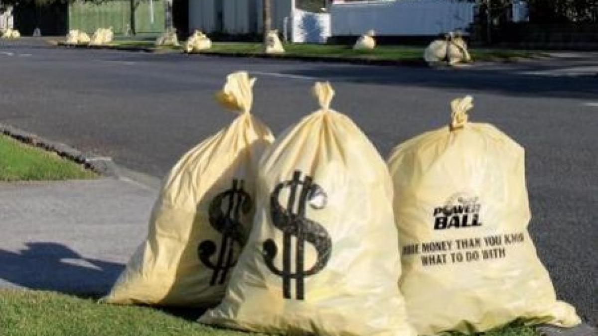 a gasit 30 000 de euro in fata blocului si i a predat politia il cauta pe cel care a pierdut banii