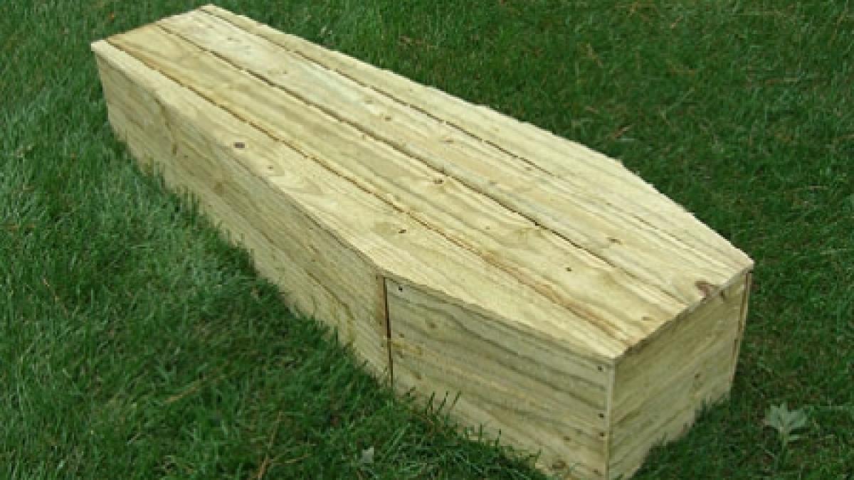 a murit si a fost ingropat neidentificat pentru ca autoritatile romane nu si au facut treaba