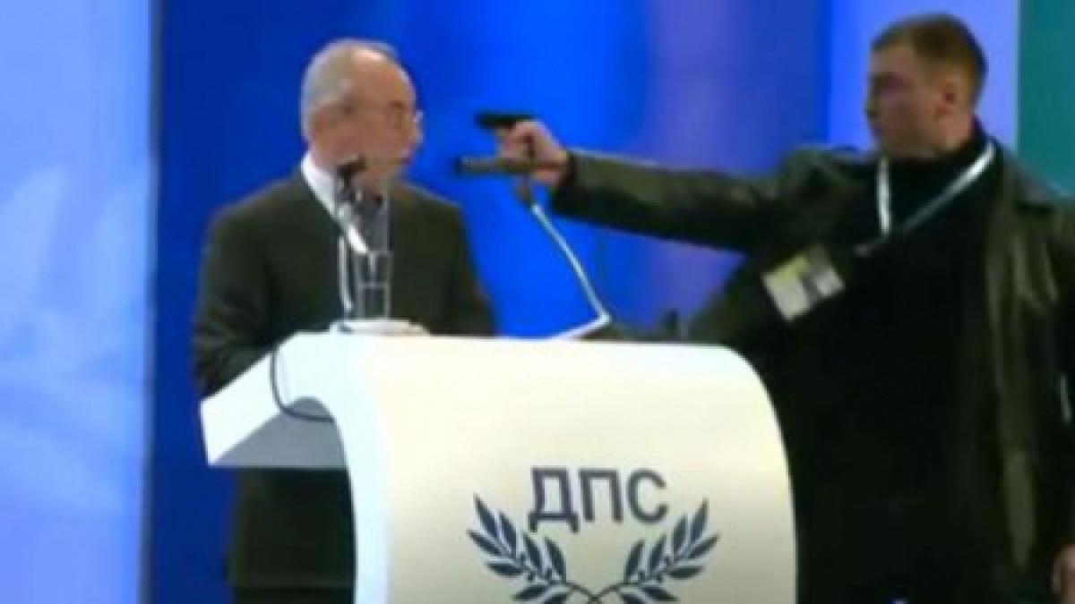 imagini socante in parlamentul de la sofia un individ inarmat a incercat sa il omoare pe