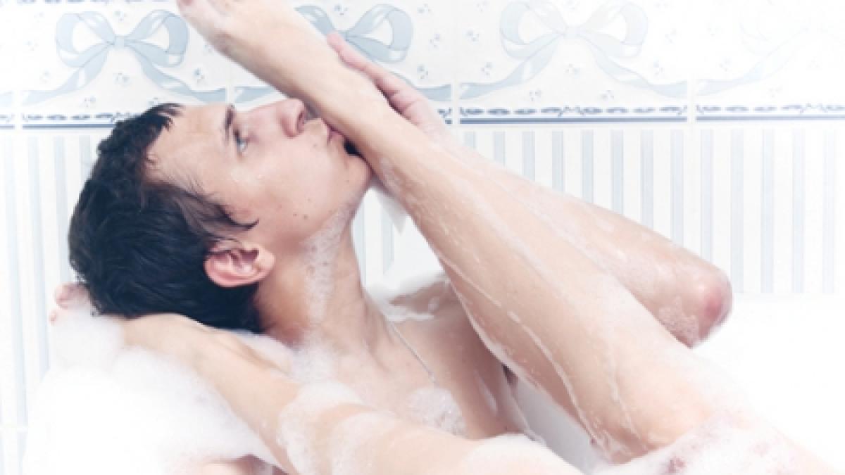 dragostea se face in minim trei romanii perversi fac revolutie in dormitor