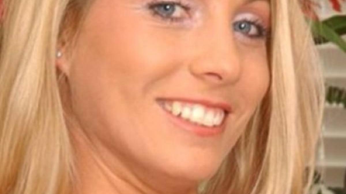 era cea mai iubita profesoara din scoala dar a fost data in suturi afara ce facea noaptea era