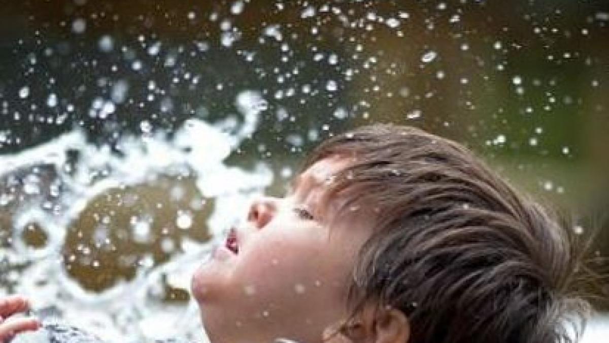 este considerat un fenomen cand vei vedea ce tine acest pusti de trei ani in maini vei inlemni