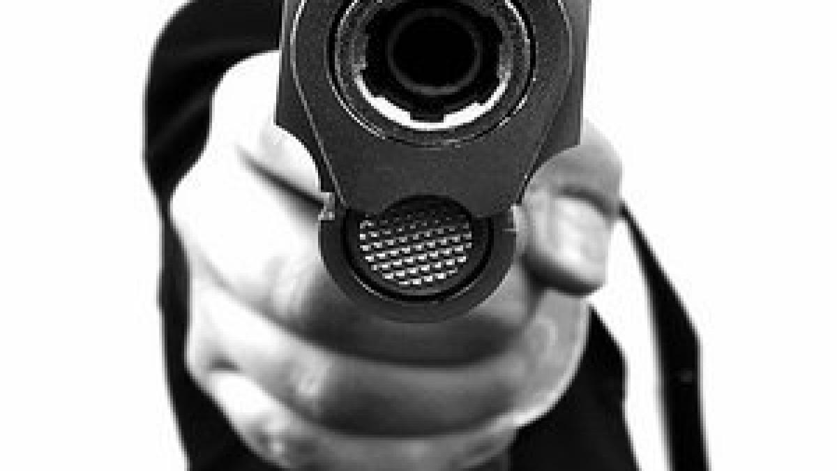 un canadian a deschis focul intr un tribunal din filipine doua persoane au fost ucise