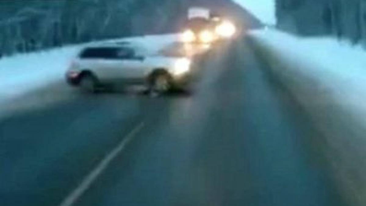 scene dramatice in rusia o fetita de 2 ani aruncata din masina in fata unui tir