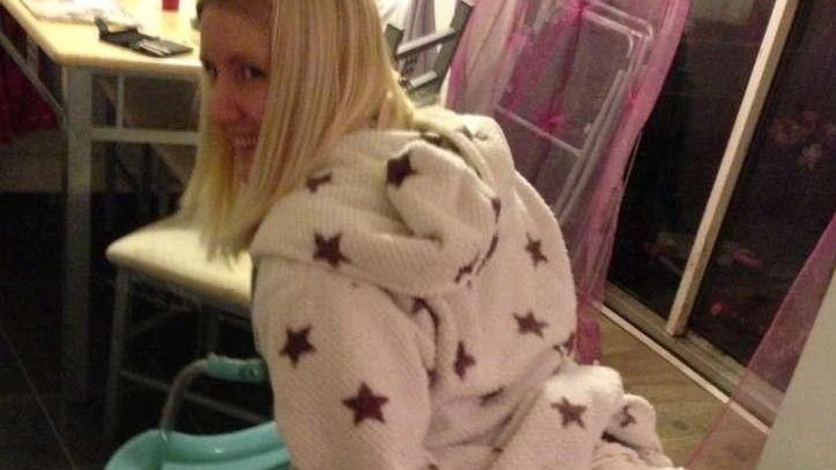 a facut acest lucru dupa ce a baut doua sticle de vin a fost nevoie de trei barbati sa isi revina