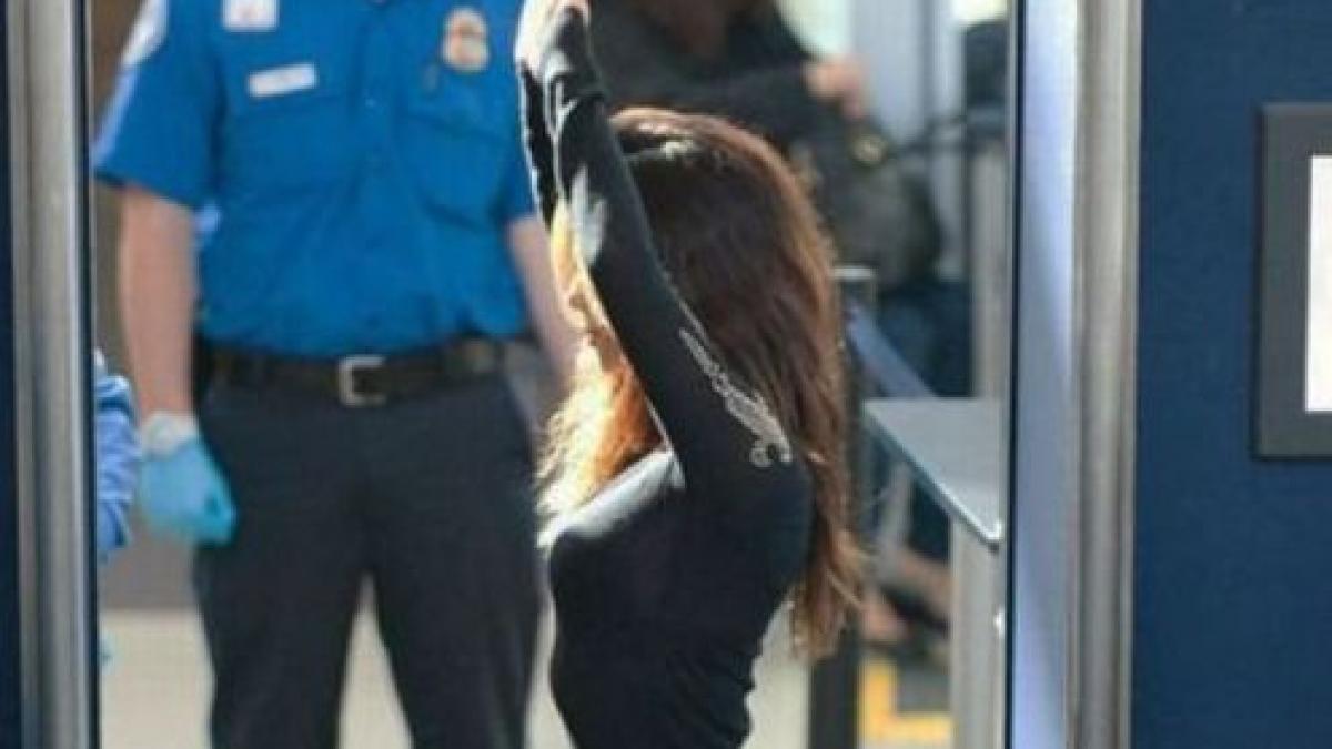 ce i au facut in aeroport acestei tinere toti barbatii se uitau la o parte a corpului ei si nu o