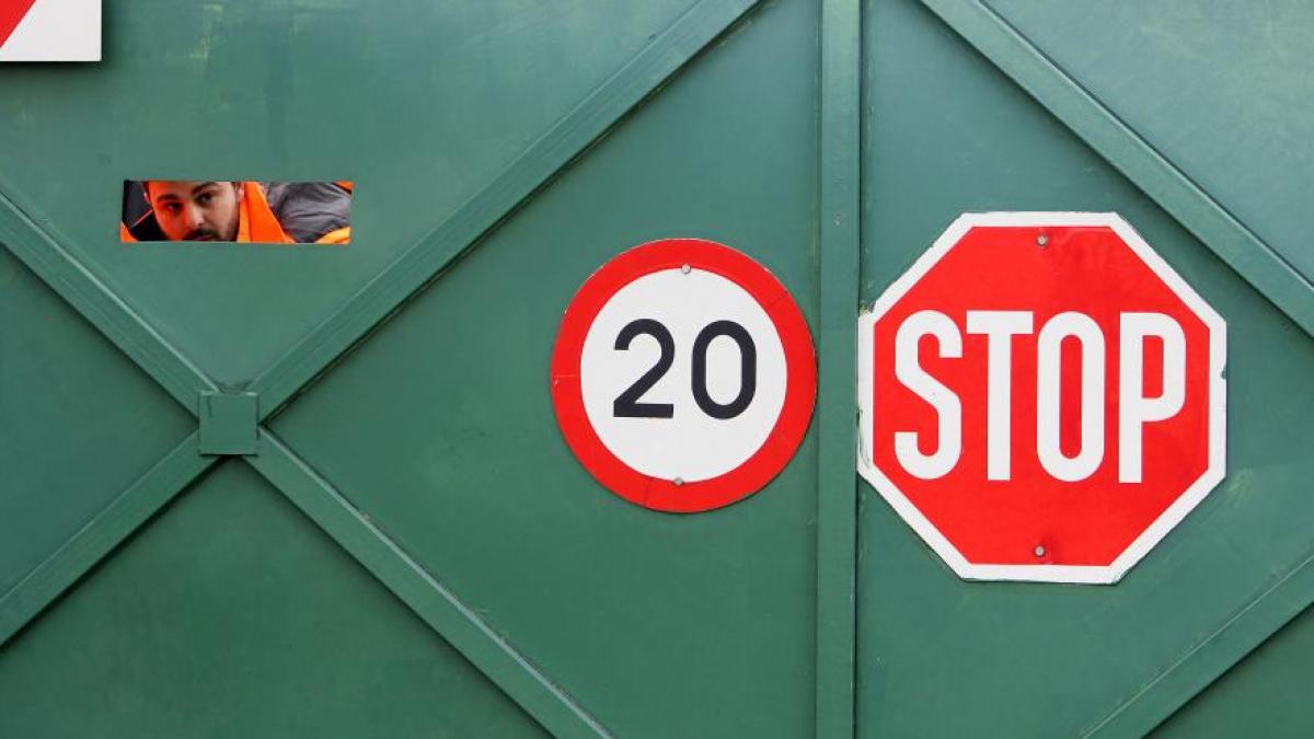 depoul metroului din atena ocupat de grevisti luat cu asalt de fortele de ordine