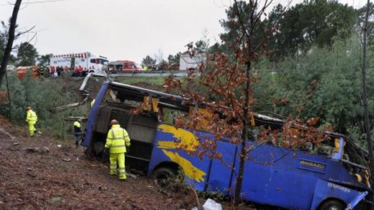 portugalia cel putin 10 morti si 33 de raniti dupa ce un autocar s a rasturnat intr o prapastie