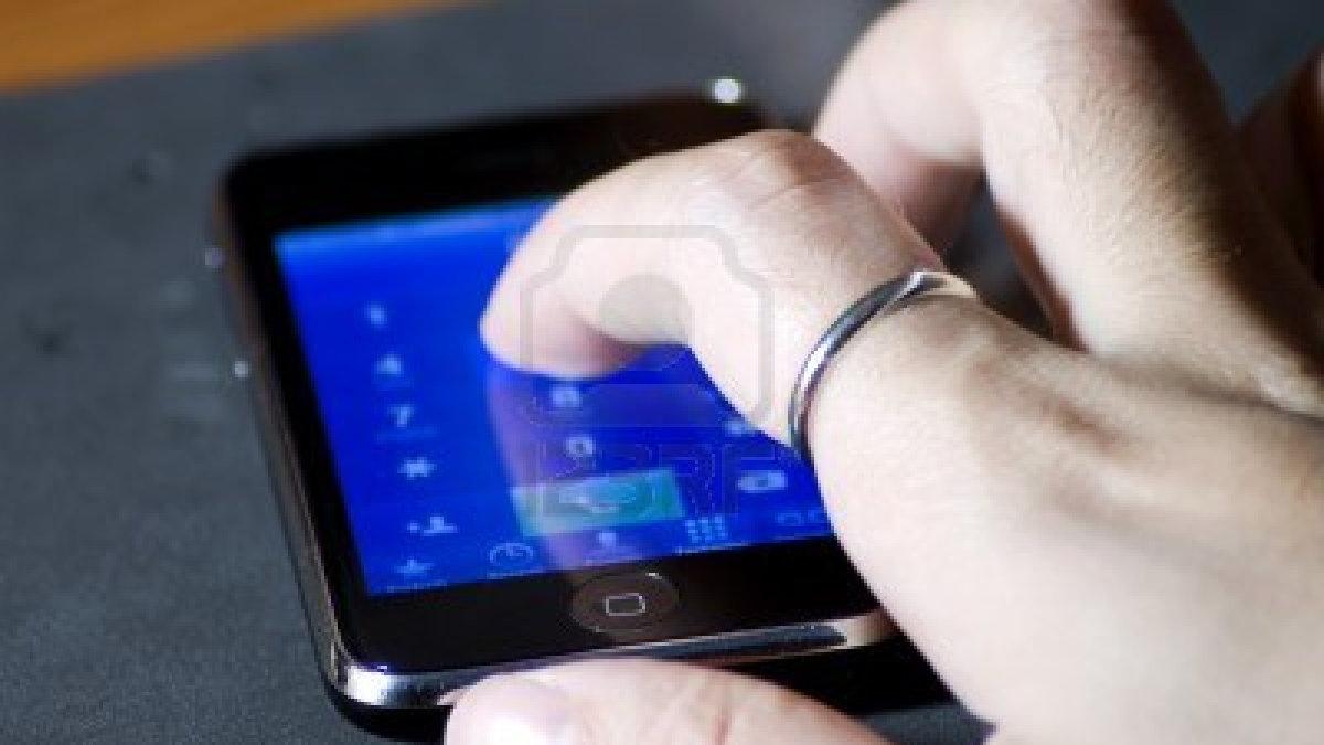 o batrana a furat un telefon si apoi l a aruncat pentru ca nu stia sa l foloseasca