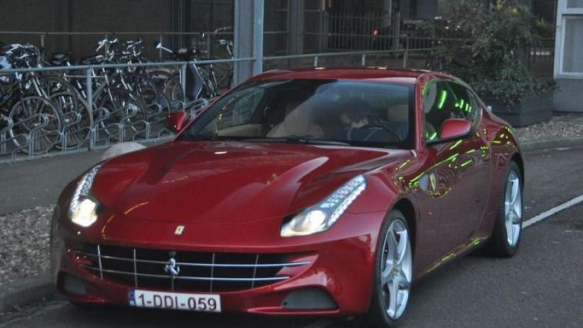 unii zic ca a aruncat banii pe fereastra ce a facut un barbat cu acest ferrari ff