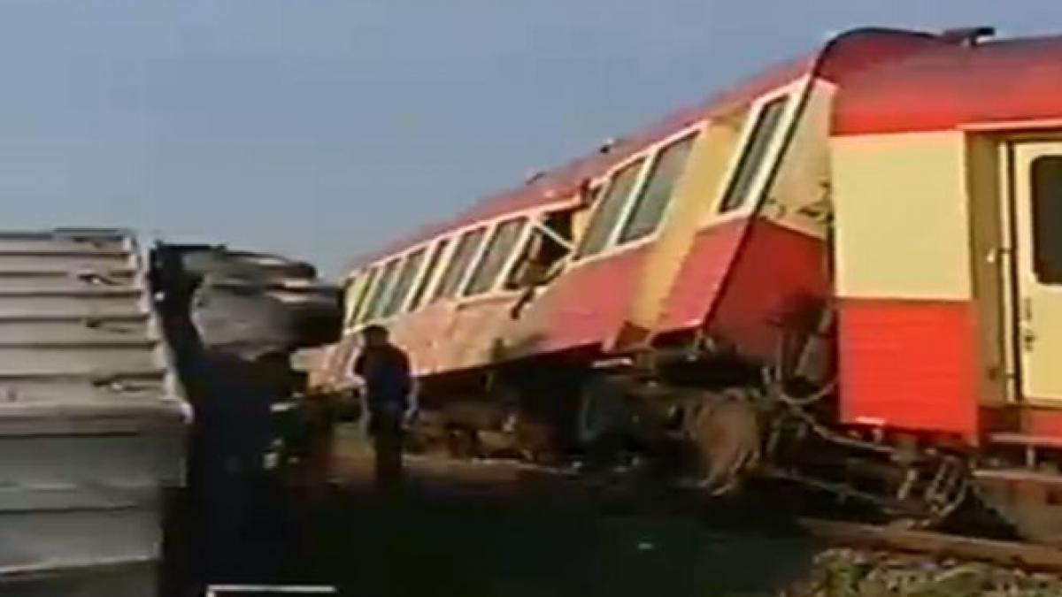 coliziune intre un tren si un tir in neamt doua persoane grav ranite