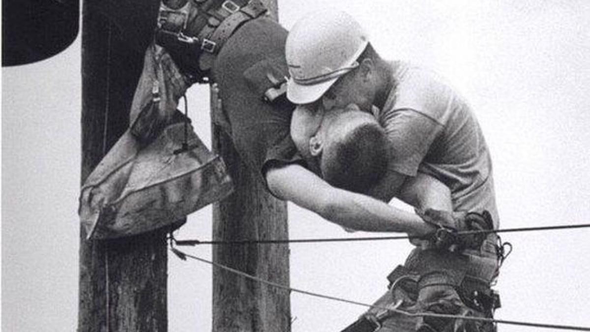 sarutul vietii esenta omeninii intr o singura fotografie