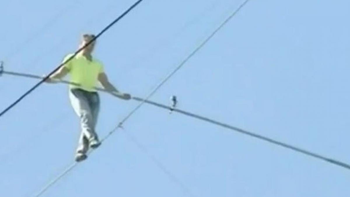 cascadorie extrema pe sarma la 60 de metri inaltime fara echipament de siguranta