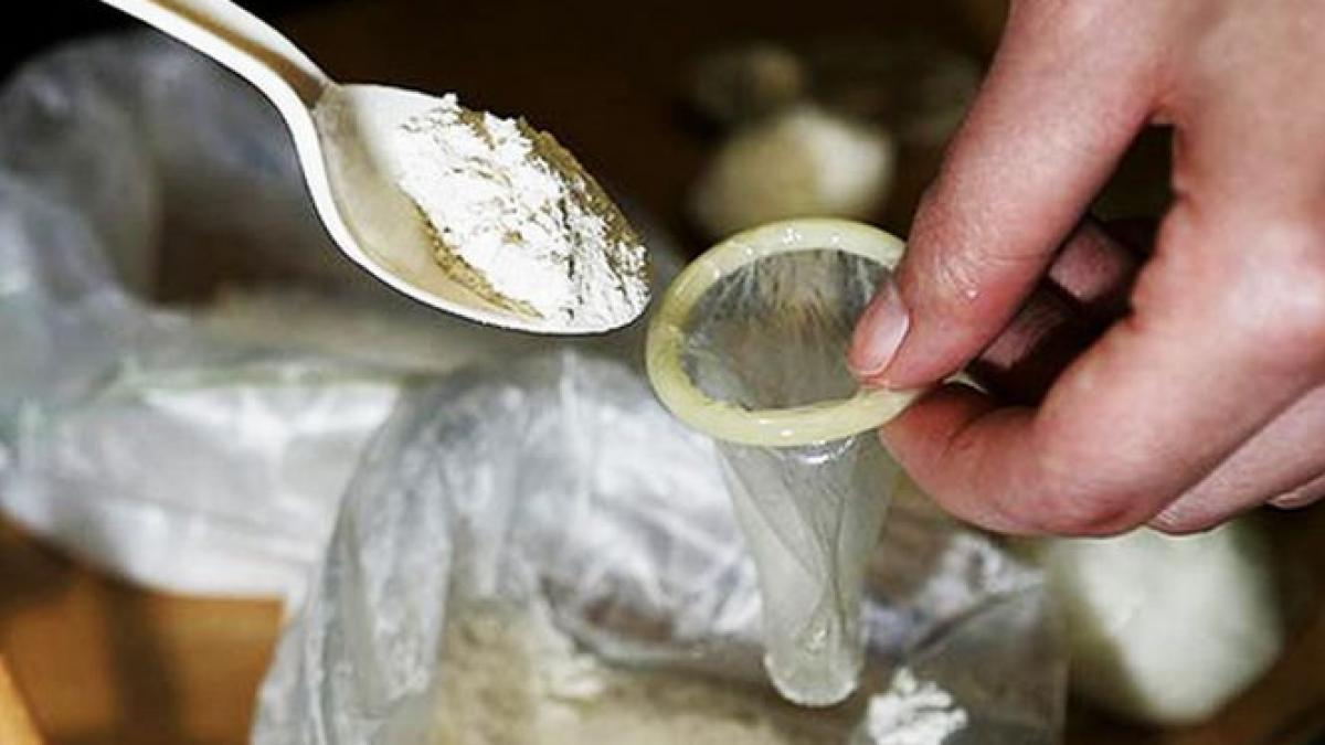 preot prins cu droguri in stomac popa transporta cocaina in prezervative